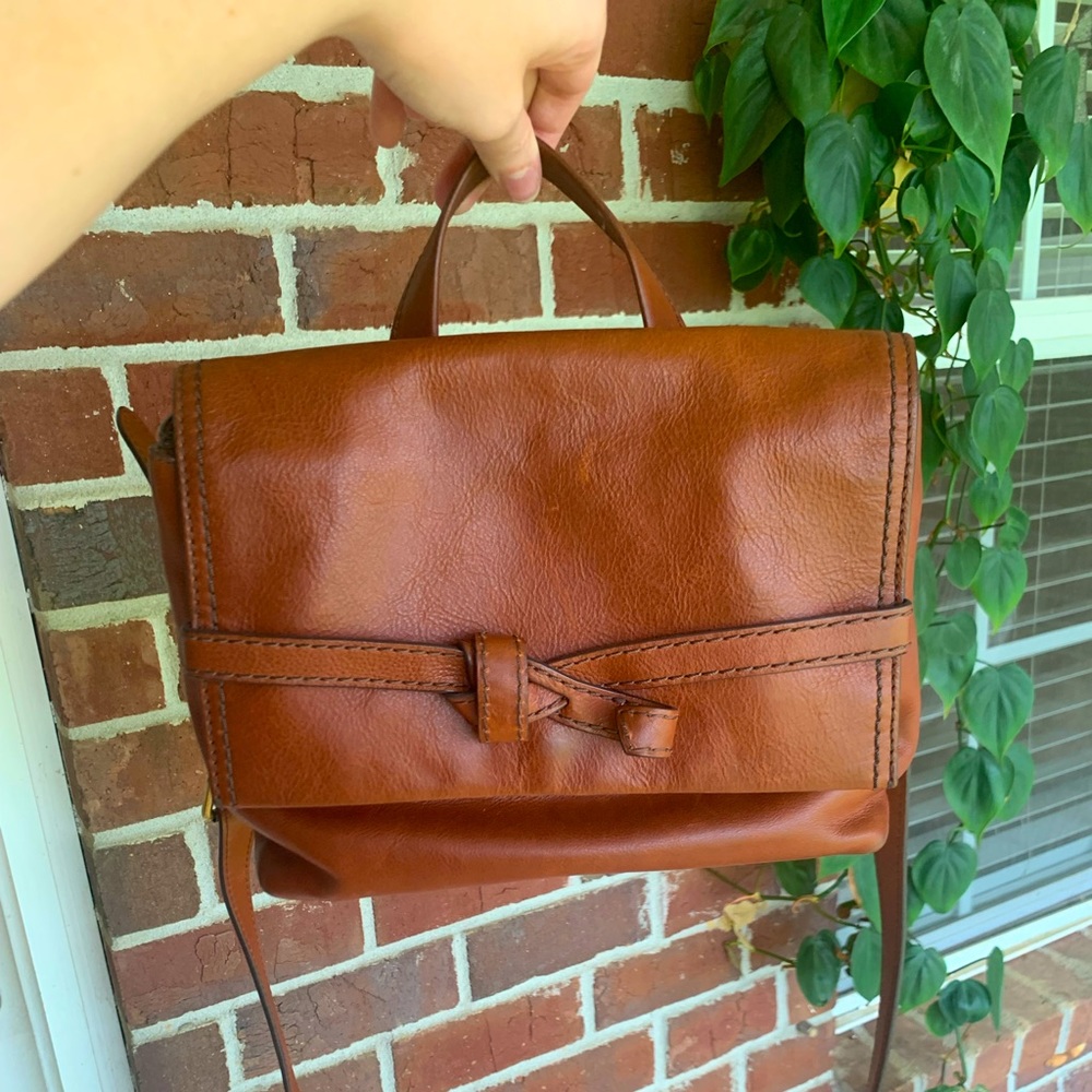 Camel leather Fossil crossbody with matching wallet🌻